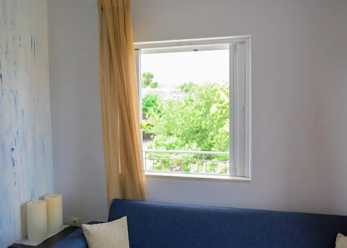 B Plagia * Nisis Volios