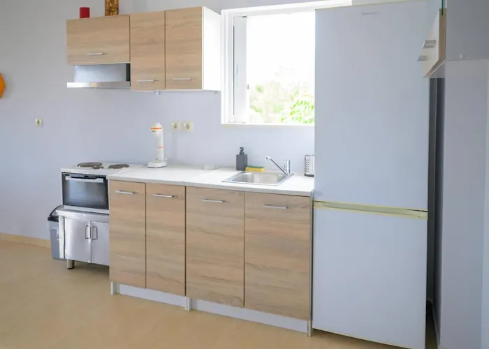 B Plagia Nisis Volios